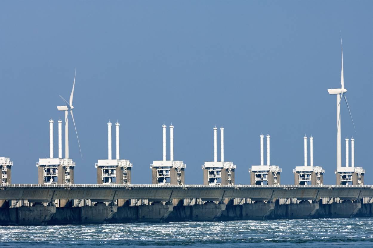 Windmolens en een waterkering